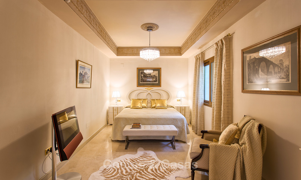 Villa de lujo de estilo clásico con vistas al mar en venta en la Milla de Oro, Marbella 4596
