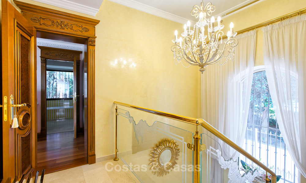 Villa de lujo de estilo clásico con vistas al mar en venta en la Milla de Oro, Marbella 4603