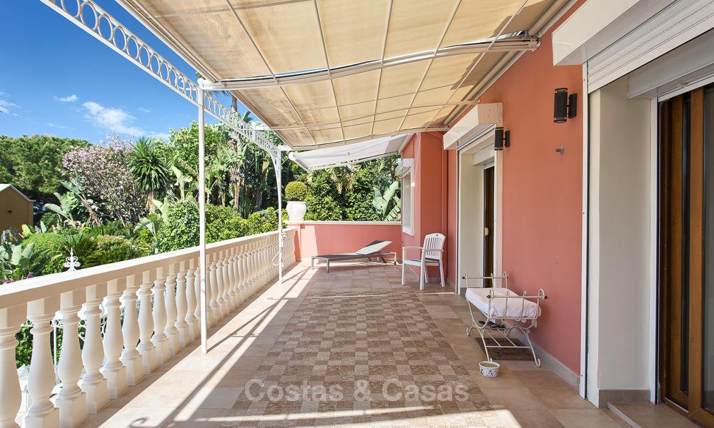 Villa de lujo de estilo clásico con vistas al mar en venta en la Milla de Oro, Marbella 4608