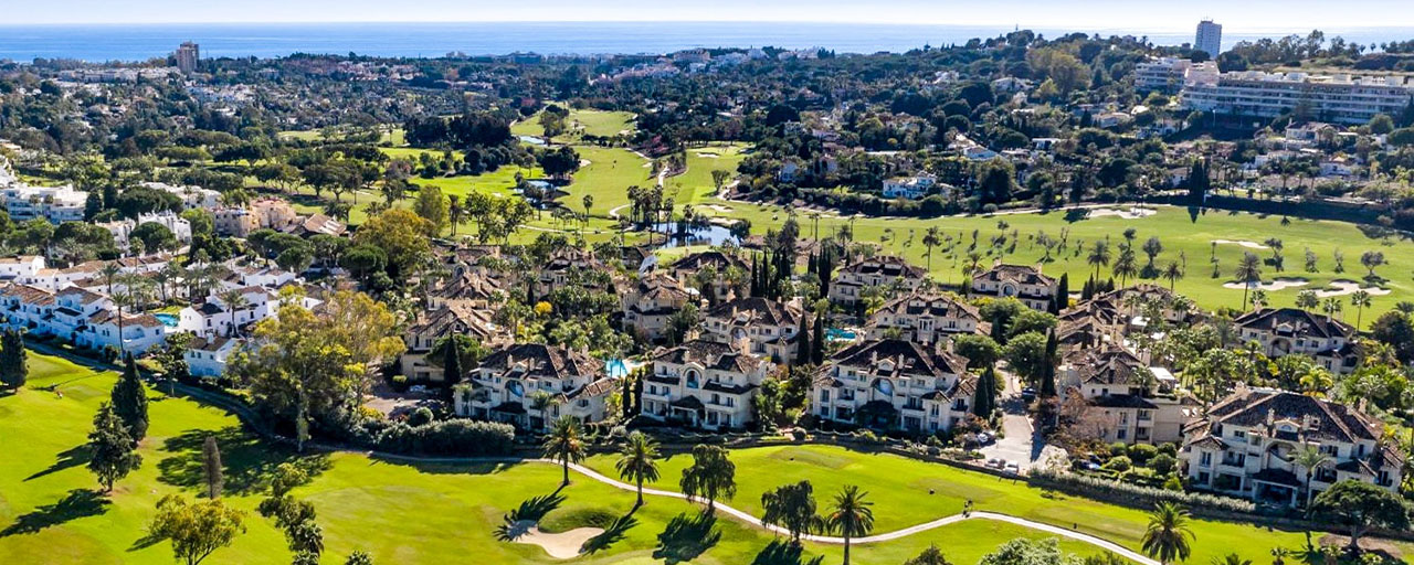 Ático de lujo en venta en un precioso complejo en primera línea de golf en Nueva Andalucía, Marbella