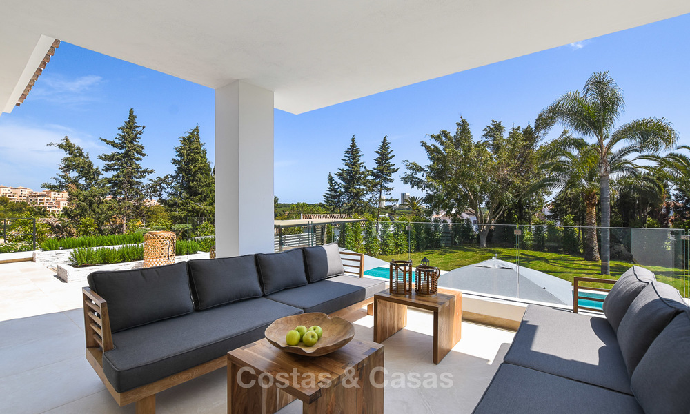 Villa de lujo de estilo andaluz recientemente renovada con vistas al mar en venta, Elviria, Este de Marbella 4790