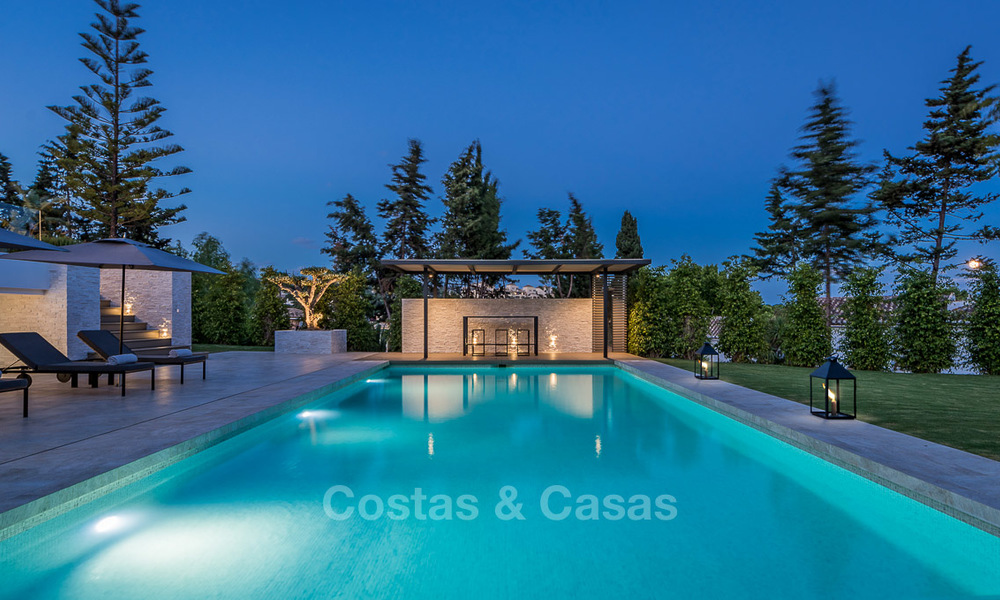 Villa de lujo de estilo andaluz recientemente renovada con vistas al mar en venta, Elviria, Este de Marbella 4795