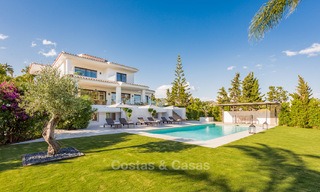 Villa de lujo de estilo andaluz recientemente renovada con vistas al mar en venta, Elviria, Este de Marbella 4798 