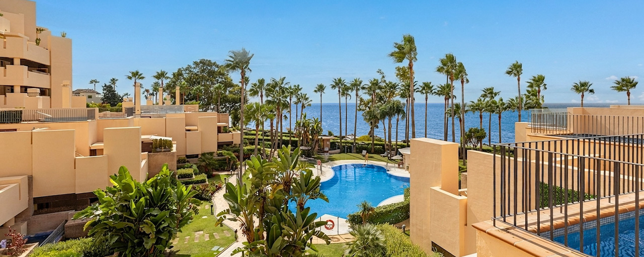 Ático moderno en venta en un complejo en primera línea de playa en la Nueva Milla de Oro entre Marbella y Estepona