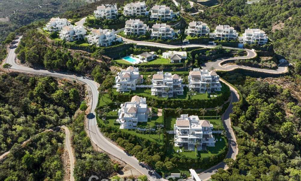 Apartamentos de lujo en venta en una urbanización de nueva construcción con espectaculares vistas al mar en Benahavis, Marbella. 804262