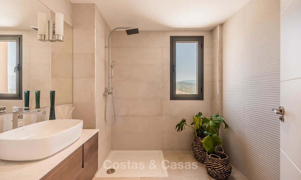 Nuevos apartamentos de lujo de estilo andaluz con impresionantes vistas al mar en venta, en Benahavis - Marbella 5084