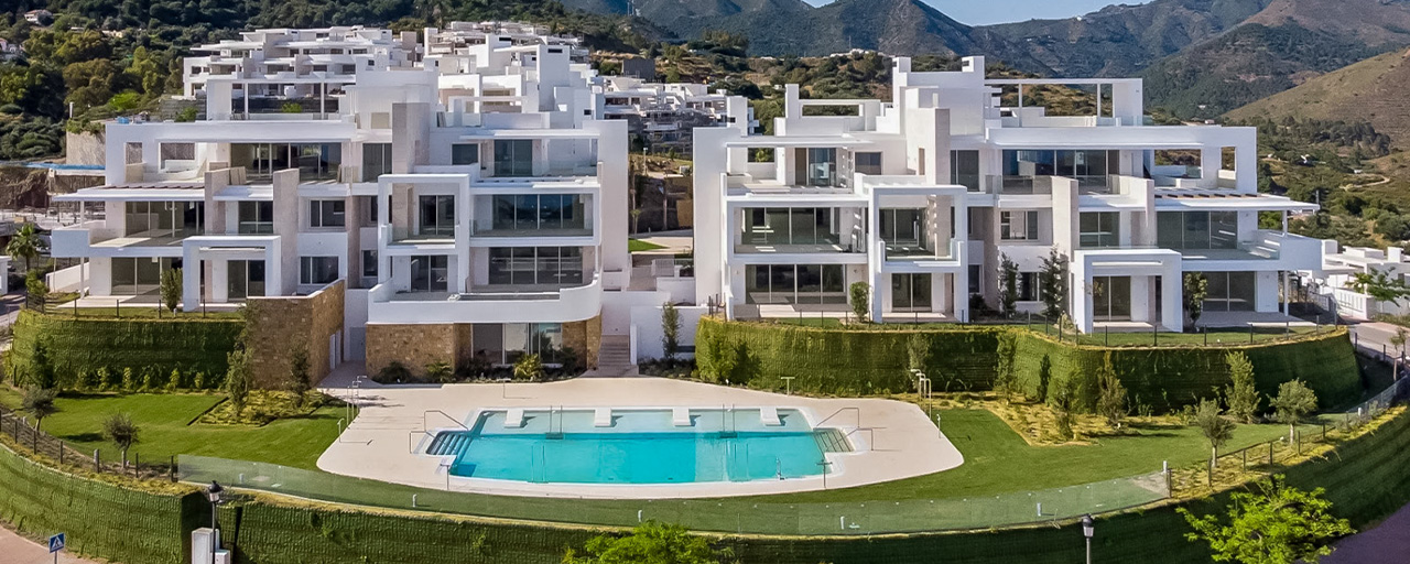 Lujoso apartamento contemporáneo en esquina con jardín privado y vistas al mar en venta en un exclusivo complejo boutique cerca de Marbella