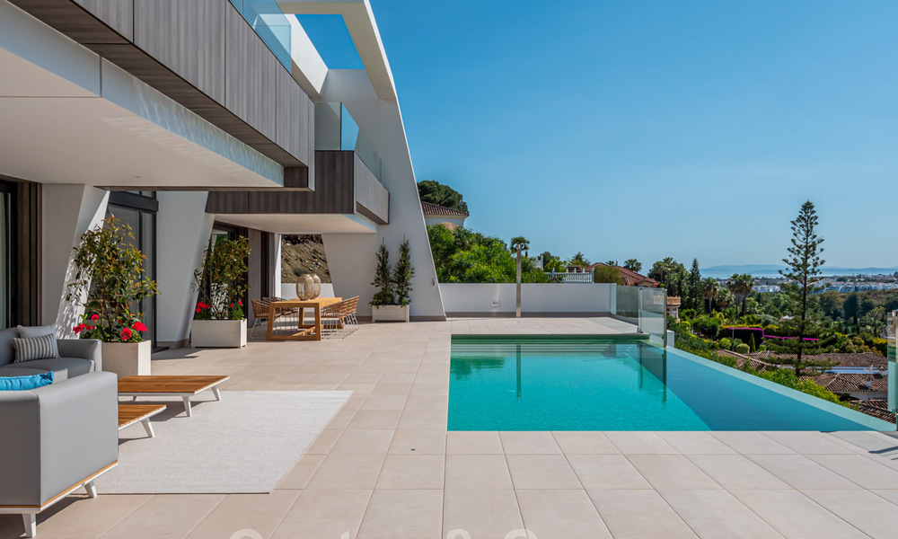 Exclusivas y modernas villas de lujo con vistas panorámicas al mar en venta, Marbella - Estepona 25348