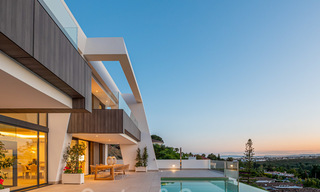 Exclusivas y modernas villas de lujo con vistas panorámicas al mar en venta, Marbella - Estepona 25370 