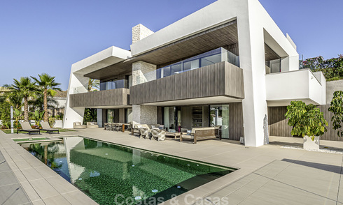 Impresionante villa de lujo de estilo contemporáneo en venta, con vistas al campo de golf, Nueva Andalucía, Marbella 15580