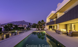 Impresionante villa de lujo de estilo contemporáneo en venta, con vistas al campo de golf, Nueva Andalucía, Marbella 15590 