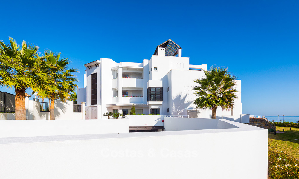 Venta de apartamentos en primera línea de playa recién reformados, listos para entrar a vivir, Casares, Costa del Sol 5318