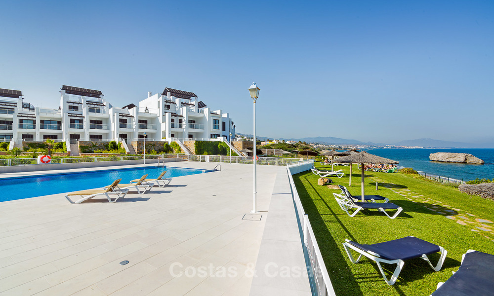 Venta de apartamentos en primera línea de playa recién reformados, listos para entrar a vivir, Casares, Costa del Sol 5341