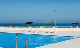 Venta de apartamentos en primera línea de playa recién reformados, listos para entrar a vivir, Casares, Costa del Sol 5342 