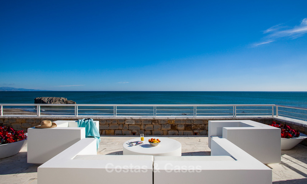 Venta de apartamentos en primera línea de playa recién reformados, listos para entrar a vivir, Casares, Costa del Sol 5346