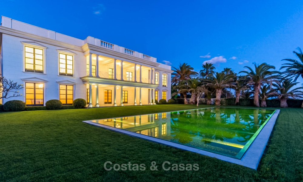 Prestigiosa villa de lujo en primera línea de playa en venta, estilo clásico, entre Marbella y Estepona 5466
