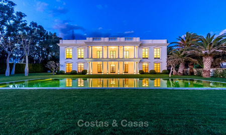 Prestigiosa villa de lujo en primera línea de playa en venta, estilo clásico, entre Marbella y Estepona 5467