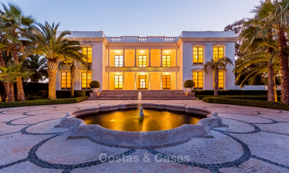 Prestigiosa villa de lujo en primera línea de playa en venta, estilo clásico, entre Marbella y Estepona 5468