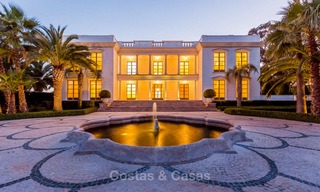 Prestigiosa villa de lujo en primera línea de playa en venta, estilo clásico, entre Marbella y Estepona 5468 