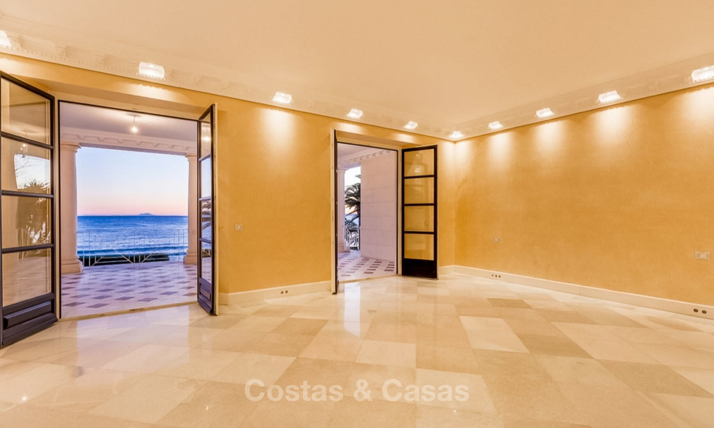 Prestigiosa villa de lujo en primera línea de playa en venta, estilo clásico, entre Marbella y Estepona 5470