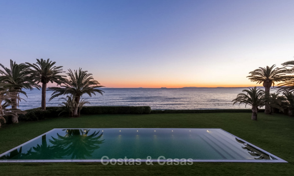 Prestigiosa villa de lujo en primera línea de playa en venta, estilo clásico, entre Marbella y Estepona 5471
