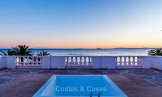 Prestigiosa villa de lujo en primera línea de playa en venta, estilo clásico, entre Marbella y Estepona 5472 