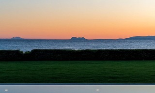 Prestigiosa villa de lujo en primera línea de playa en venta, estilo clásico, entre Marbella y Estepona 5473 