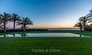 Prestigiosa villa de lujo en primera línea de playa en venta, estilo clásico, entre Marbella y Estepona 5474 