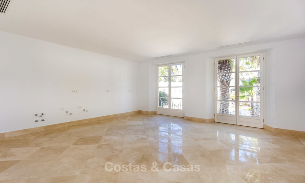 Prestigiosa villa de lujo en primera línea de playa en venta, estilo clásico, entre Marbella y Estepona 5488