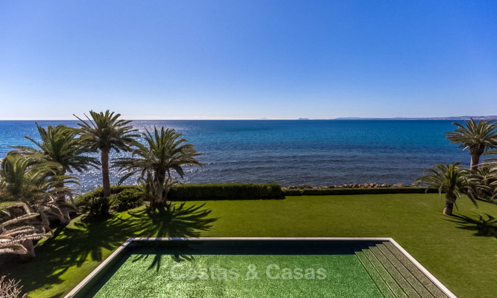 Prestigiosa villa de lujo en primera línea de playa en venta, estilo clásico, entre Marbella y Estepona 5489