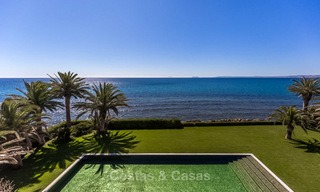 Prestigiosa villa de lujo en primera línea de playa en venta, estilo clásico, entre Marbella y Estepona 5489 