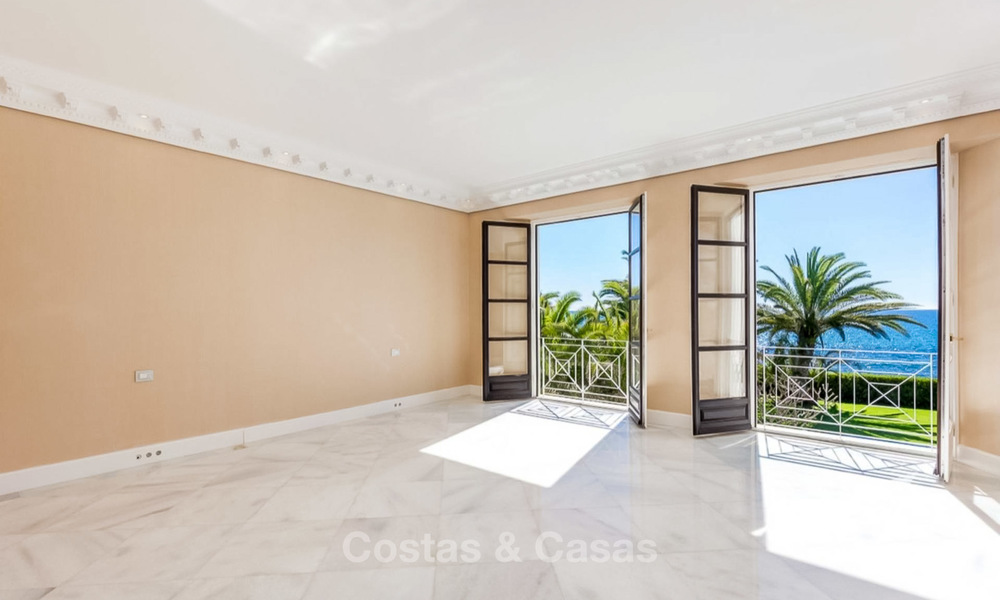 Prestigiosa villa de lujo en primera línea de playa en venta, estilo clásico, entre Marbella y Estepona 5490