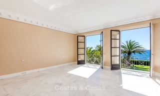 Prestigiosa villa de lujo en primera línea de playa en venta, estilo clásico, entre Marbella y Estepona 5490 
