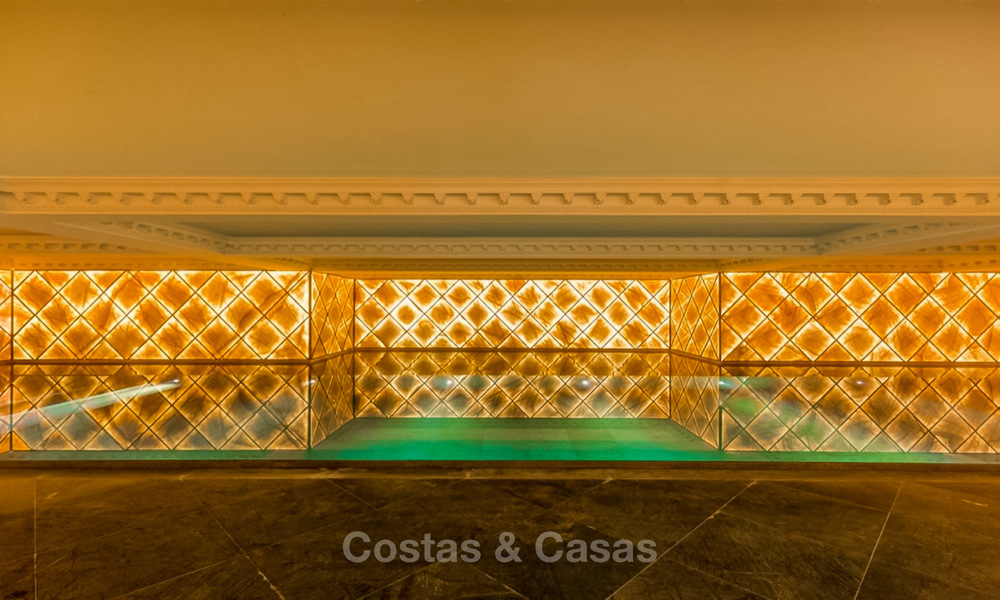 Prestigiosa villa de lujo en primera línea de playa en venta, estilo clásico, entre Marbella y Estepona 5493