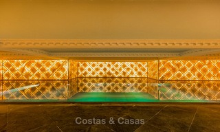 Prestigiosa villa de lujo en primera línea de playa en venta, estilo clásico, entre Marbella y Estepona 5493 