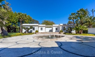 Prestigiosa villa de lujo en primera línea de playa en venta, estilo clásico, entre Marbella y Estepona 5495 