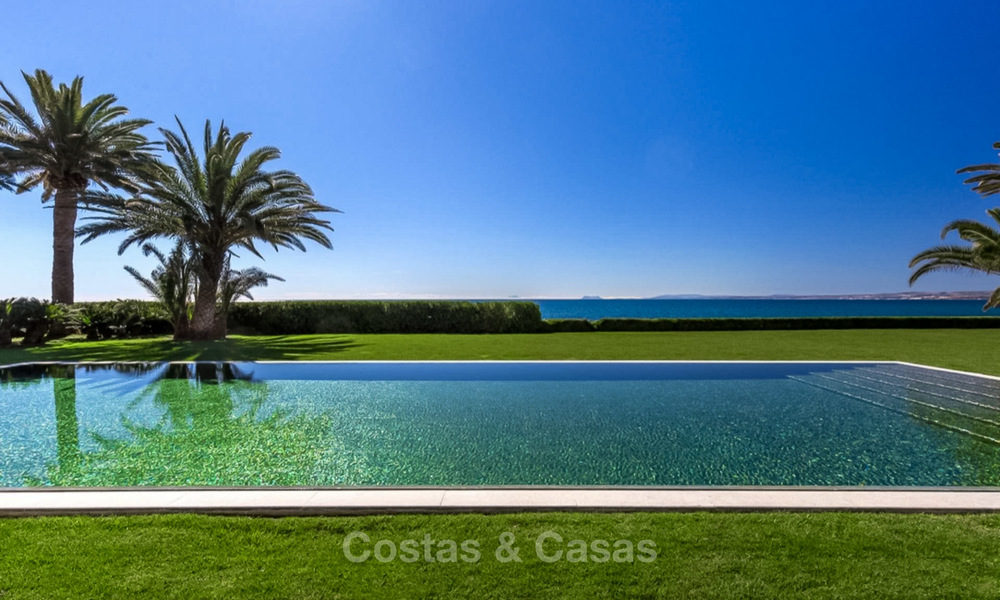 Prestigiosa villa de lujo en primera línea de playa en venta, estilo clásico, entre Marbella y Estepona 5496