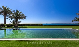 Prestigiosa villa de lujo en primera línea de playa en venta, estilo clásico, entre Marbella y Estepona 5496 
