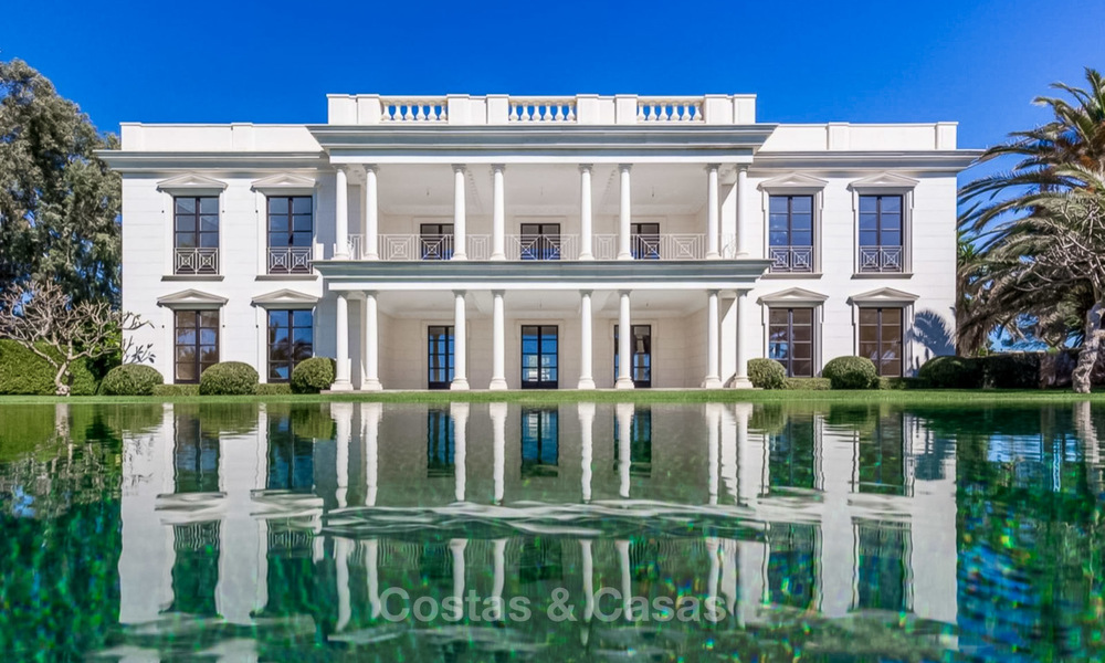 Prestigiosa villa de lujo en primera línea de playa en venta, estilo clásico, entre Marbella y Estepona 5497