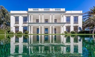 Prestigiosa villa de lujo en primera línea de playa en venta, estilo clásico, entre Marbella y Estepona 5497 