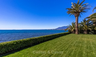 Prestigiosa villa de lujo en primera línea de playa en venta, estilo clásico, entre Marbella y Estepona 5498 