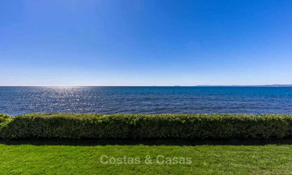 Prestigiosa villa de lujo en primera línea de playa en venta, estilo clásico, entre Marbella y Estepona 5499