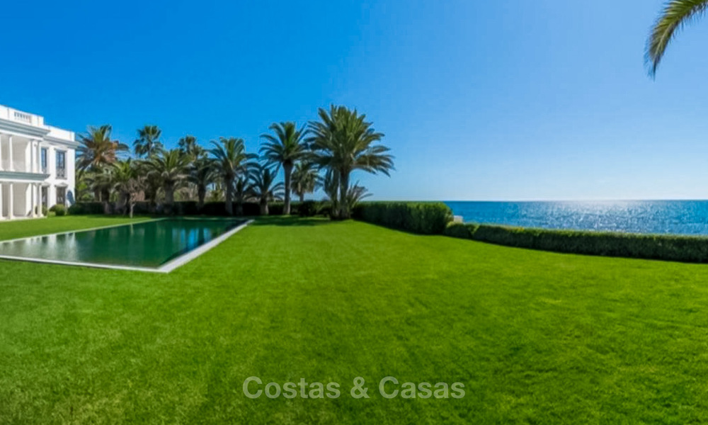 Prestigiosa villa de lujo en primera línea de playa en venta, estilo clásico, entre Marbella y Estepona 5500
