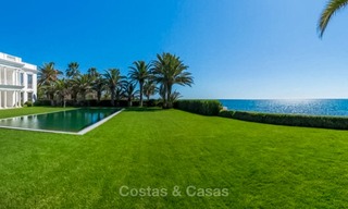 Prestigiosa villa de lujo en primera línea de playa en venta, estilo clásico, entre Marbella y Estepona 5500 