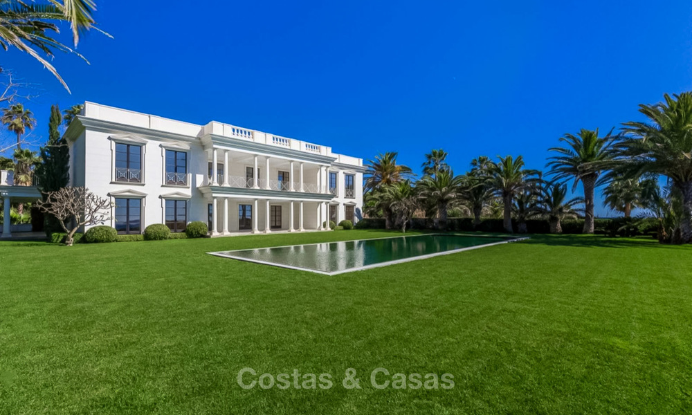 Prestigiosa villa de lujo en primera línea de playa en venta, estilo clásico, entre Marbella y Estepona 5501