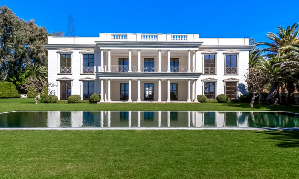 Prestigiosa villa de lujo en primera línea de playa en venta, estilo clásico, entre Marbella y Estepona 5502