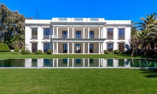 Prestigiosa villa de lujo en primera línea de playa en venta, estilo clásico, entre Marbella y Estepona 5502 