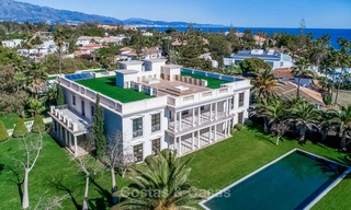 Prestigiosa villa de lujo en primera línea de playa en venta, estilo clásico, entre Marbella y Estepona 5504 