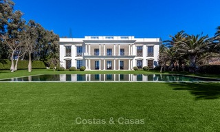 Prestigiosa villa de lujo en primera línea de playa en venta, estilo clásico, entre Marbella y Estepona 5506 