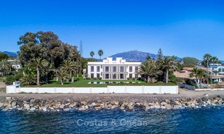 Prestigiosa villa de lujo en primera línea de playa en venta, estilo clásico, entre Marbella y Estepona 5507 